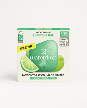 Retail box van waterdrop® “Microdrink” CITROEN LIMOEN/FROSTED LIME, met 12 suikervrije, vitamine verrijkte hydratatieblokjes. De verpakking benadrukt een nieuwe frisse citroen-limoensmaak met vitamines C, B1, B3, B5, B6, B9, B12.