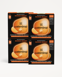 Vier doosjes van waterdrop's Microenergy 3+1 “Mango Boost” hydratatieblokjes met 12 porties per doos. Deze mango-smaakblokjes bevatten 90 mg natuurlijke cafeïne, zijn suikervrij en verrijkt met B-vitaminen en vitamine C.