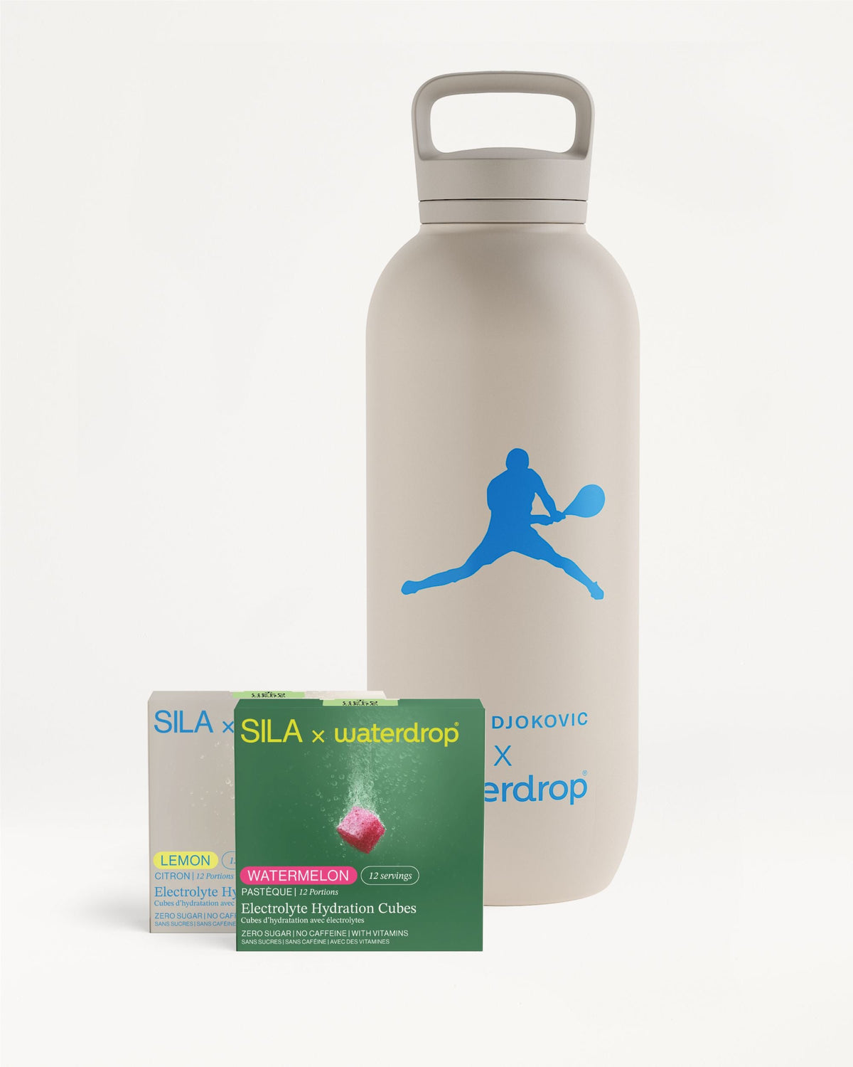 SILA Bottle Set: Een hoge, beige herbruikbare waterfles met een Djokovic-logo, vergezeld van twee doosjes SILA x waterdrop® elektrolytenblokjes, smaak WATERMELON en LEMON, perfect voor hydratatie zonder suiker.