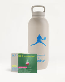 SILA Bottle Set: Een hoge, beige herbruikbare waterfles met een Djokovic-logo, vergezeld van twee doosjes SILA x waterdrop® elektrolytenblokjes, smaak WATERMELON en LEMON, perfect voor hydratatie zonder suiker.
