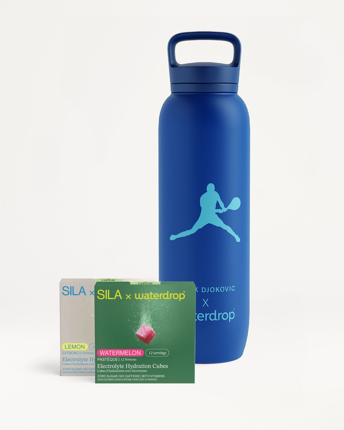 Hoge donkerblauwe SILA Bottle Set met Novak Djokovic-silhouet naast groene en gele SILA × waterdrop Electrolyte Hydration Cubes in watermeloen- en citroensmaak, ideaal voor hydratatie voor tennisliefhebbers.