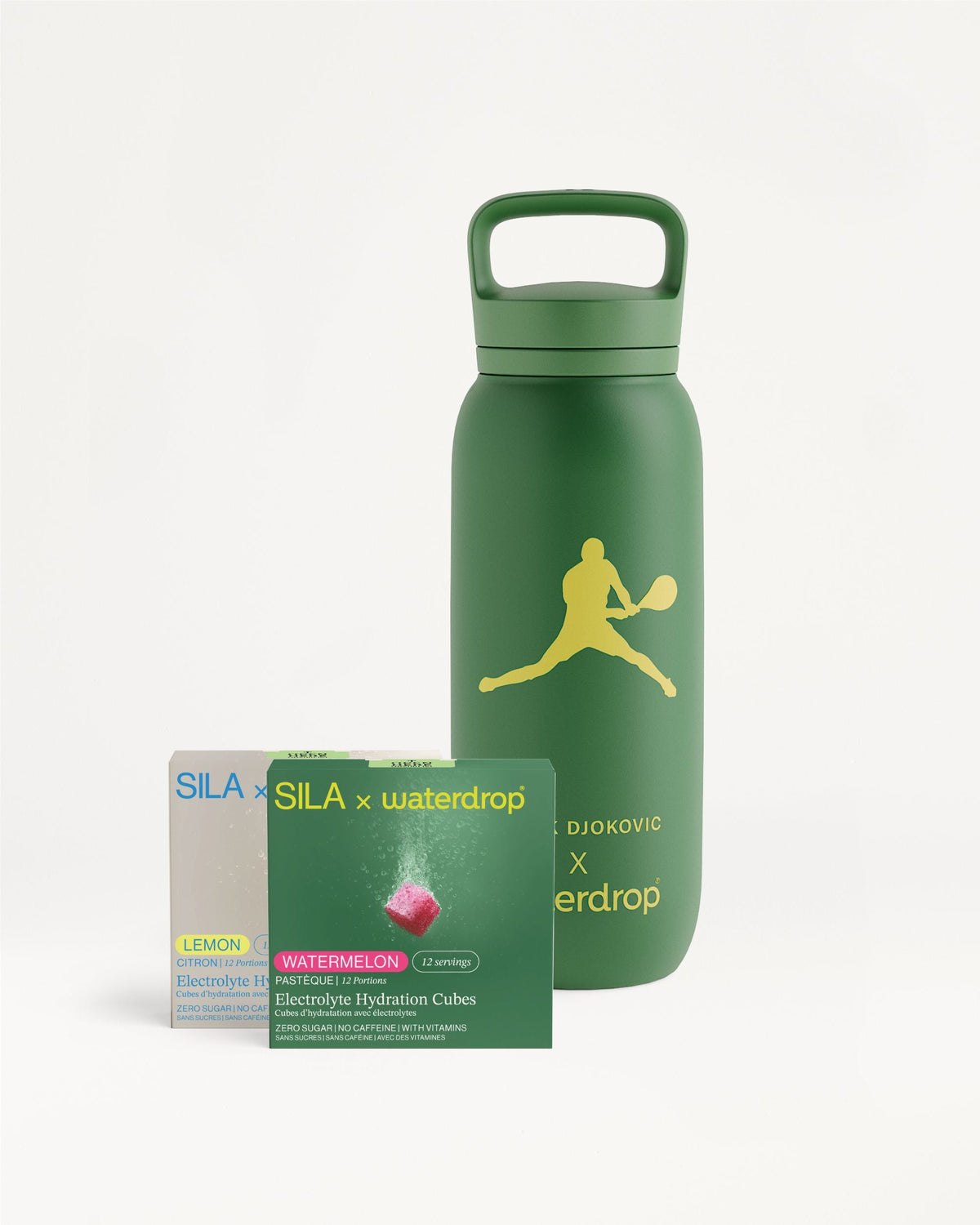 Matgroene roestvrijstalen SILA Bottle Set met “DJOKOVIC x waterdrop” opdruk, vergezeld door twee doosjes SILA × waterdrop hydratatieblokjes in watermeloen- en citroensmaak, ideaal voor hydratatie zonder suiker of cafeïne.
