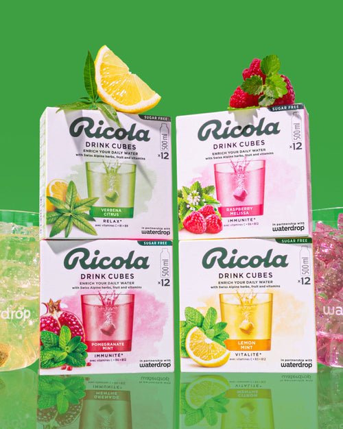 Ricola Twin Pack: Vier doosjes Drink Cubes van Ricola, elk met 12 suikervrije blokjes, smaken Verbena Citrus, Raspberry Melissa, Pomegranate Mint, en Lemon Mint, verrijkt met Zwitserse Alpenkruiden en vitamines.
