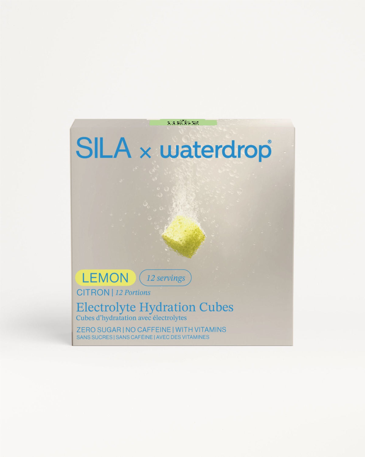 SILA Lemon elektrolytenblokken, een samenwerking met waterdrop®, biedt citroengeurige hydratatie. De verpakking toont 12 porties zonder suiker of cafeïne. Een geel blokje lost op in water.