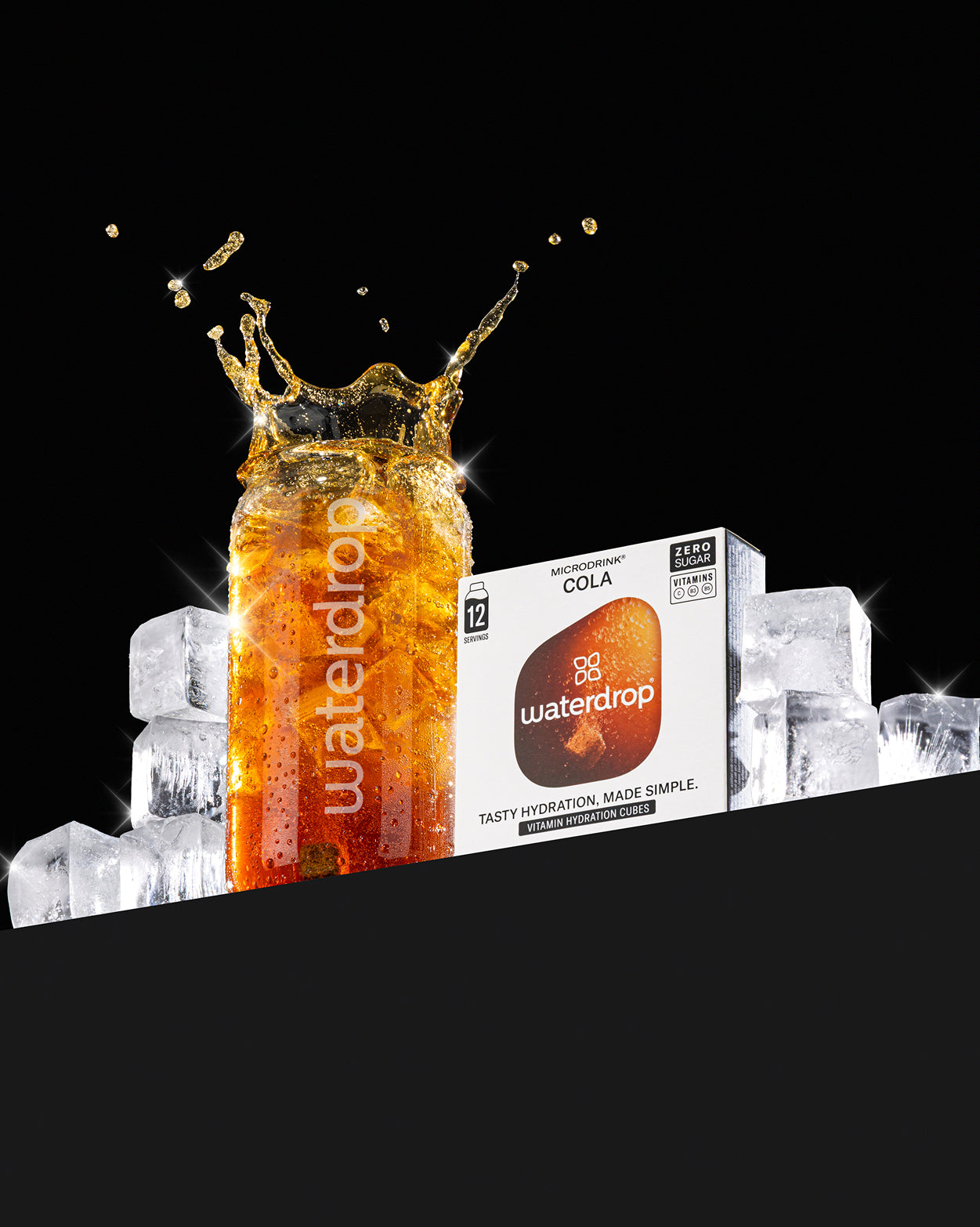 Prikkelend Trio Set: een close-up van een doos met drie drankjes, inclusief de smaken SINAASAPPEL, COLA en FROSTED LIME, geïnspireerd op frisdrank, te combineren met bruiswater voor een verfrissende ervaring.
