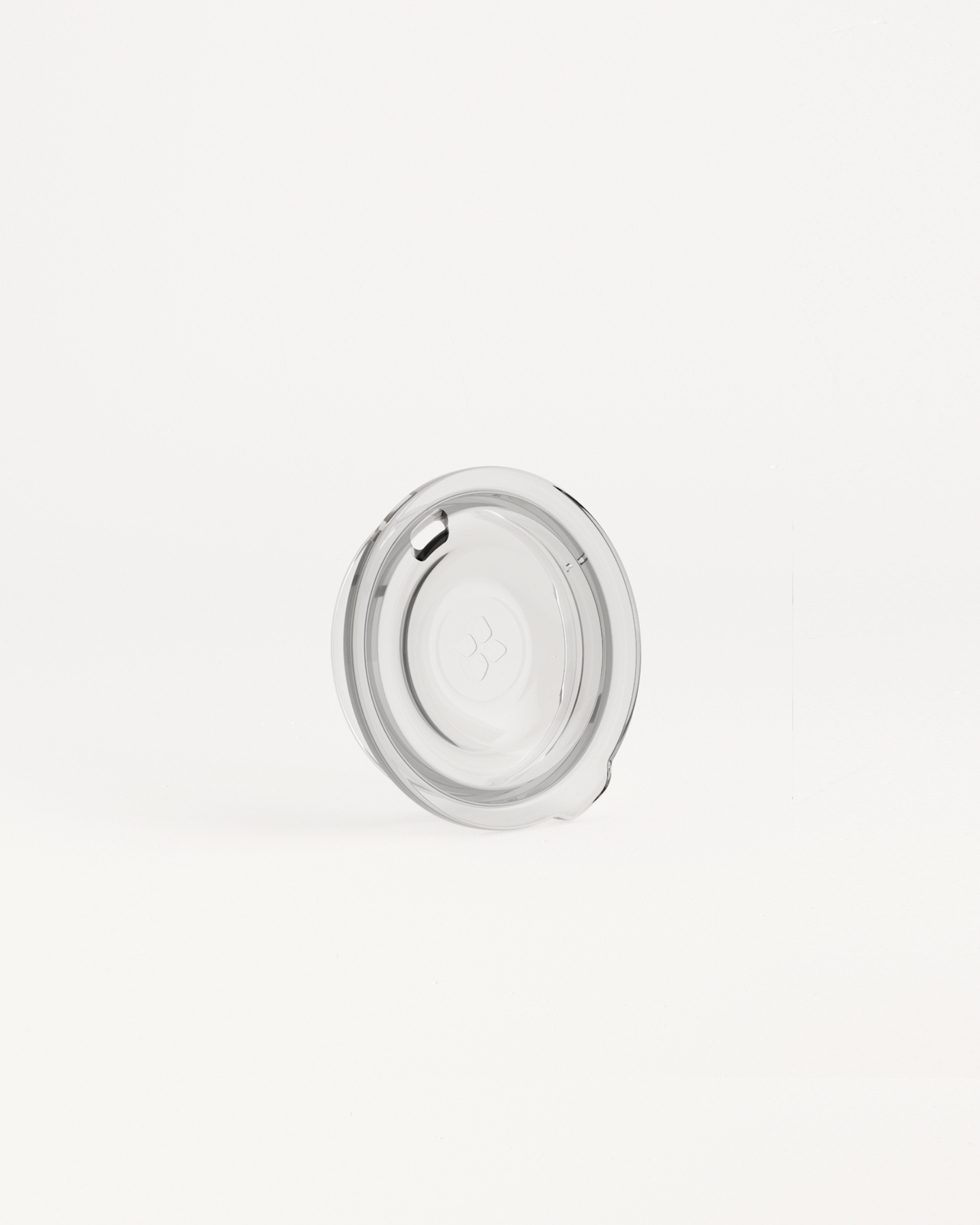 Close-up van een Sip Lid, een doorzichtig plastic deksel met handvat, ontworpen voor gebruik met Glass & Steel Cups voor optimaal drinkcomfort, passend bij de waterdrop® ethos van duurzaamheid en stijl.