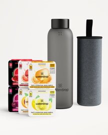 Starter Set Glass: Een hydratatiekit met zes smaken suikervrije microdrinkkubussen, elk goed voor drie porties. Inclusief een matte, geïsoleerde Waterdrop fles met afneembare grijs-blauwe stoffen hoes en draagriem.