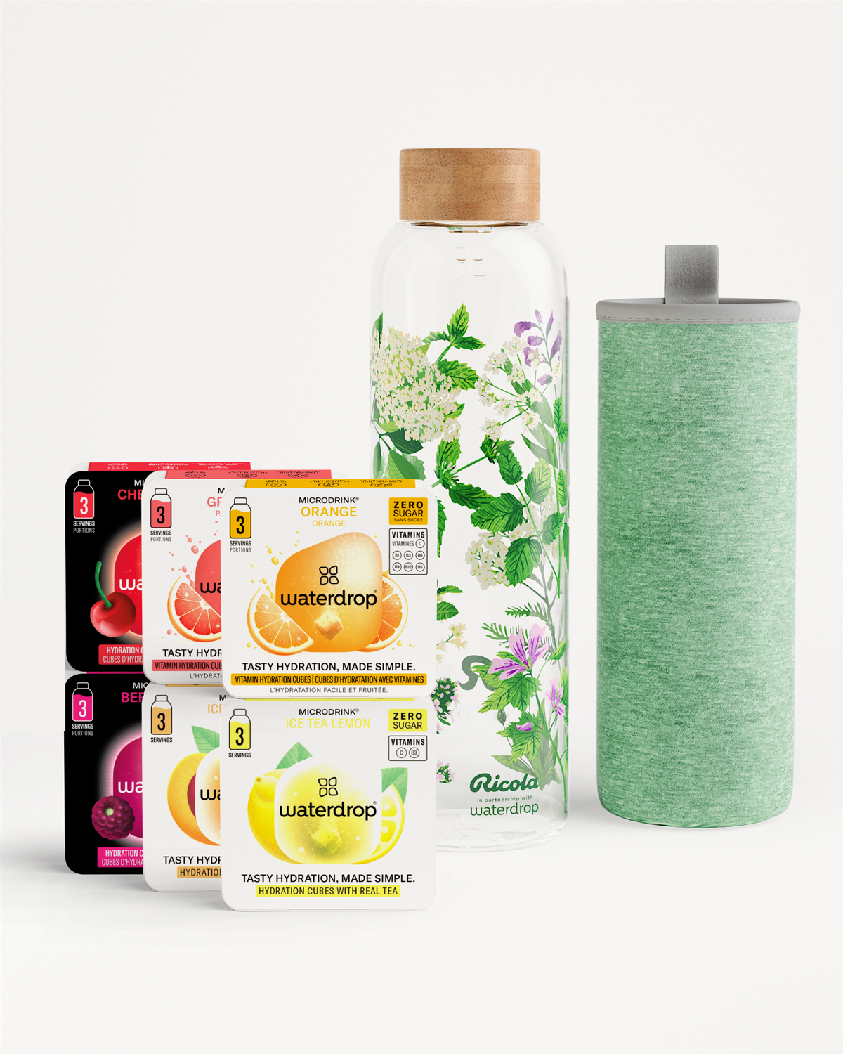Starter Set Glass met vijf Waterdrop® microdrink-samplepacks in smaken zoals Orange en Cherry, een elegante glazen fles met botanisch motief en houten dop, plus een groene isolatiehoes.