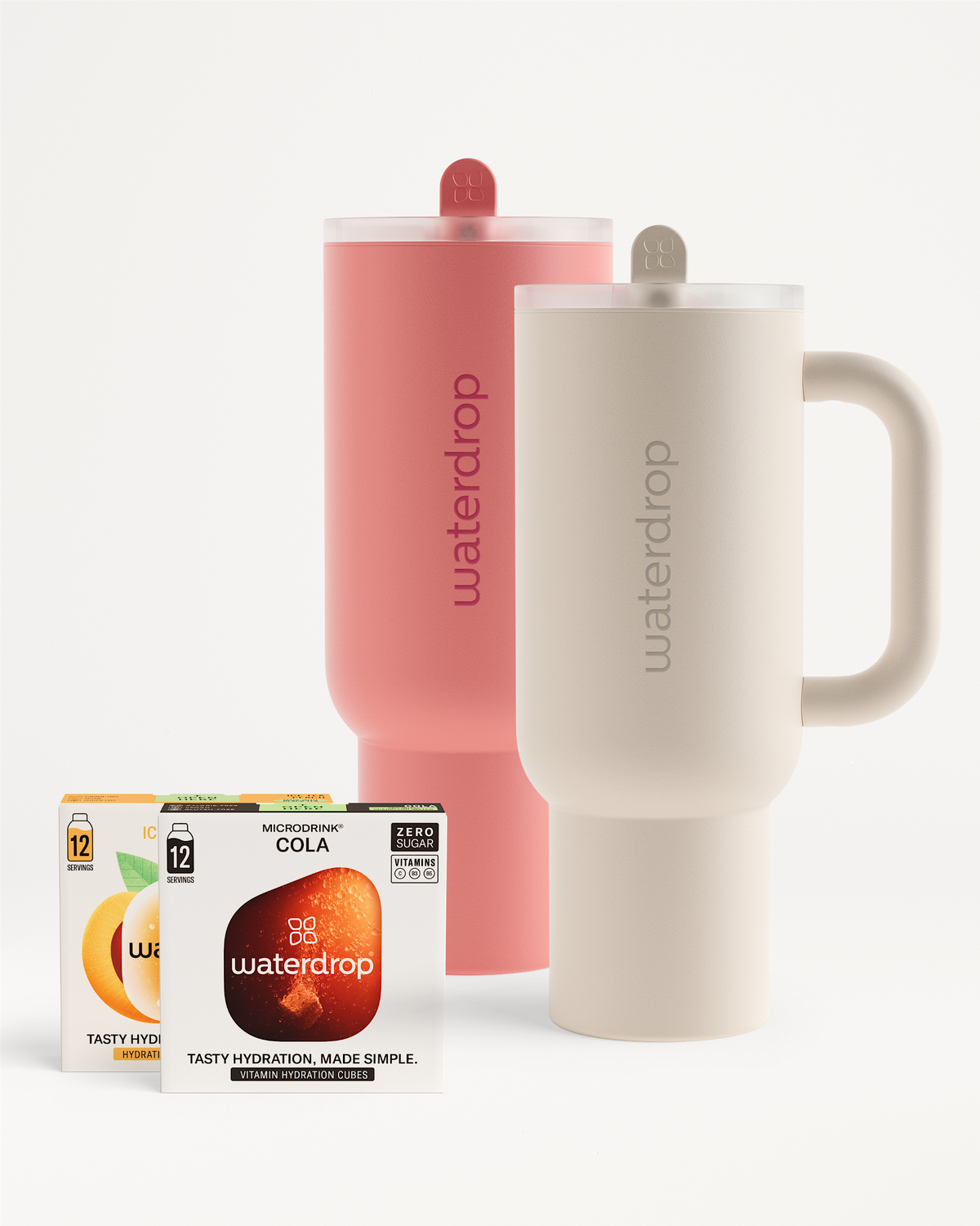 Twee Waterdrop Explorers (coral-roze en crème) met spill-proof deksels, vergezeld door een doos Cola en een doos Peach/Mango Microdrinks, onderdeel van de Social Mode Set, voor optimale hydratatie.