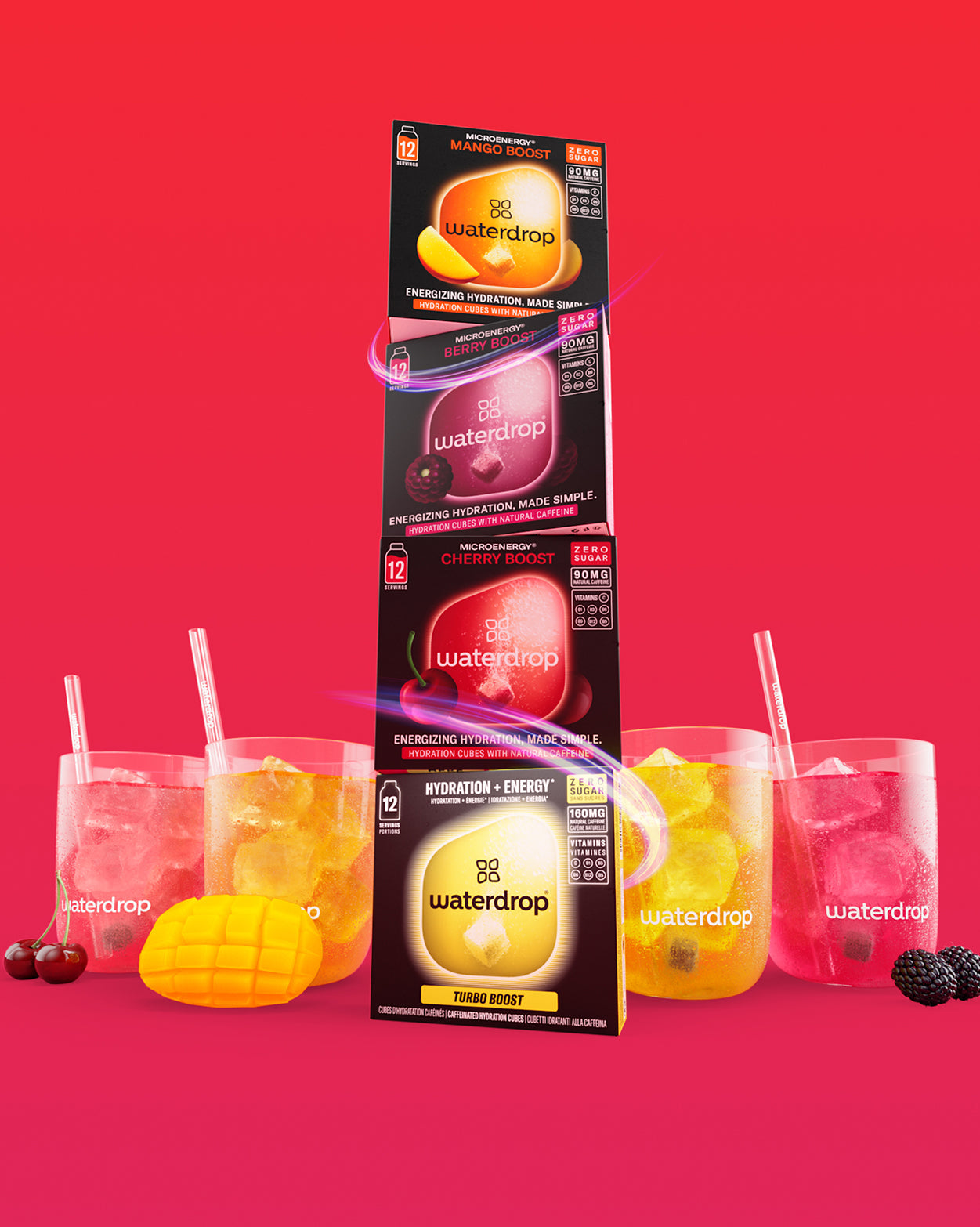 Ultieme energieset: vier waterdrop® micro-energy hydratatieboxen in smaken Mango, Berry, Cherry, en Turbo Boost, met natuurlijke cafeïne, vergezeld van glazen met fruitige ijsdranken en vers fruit.
