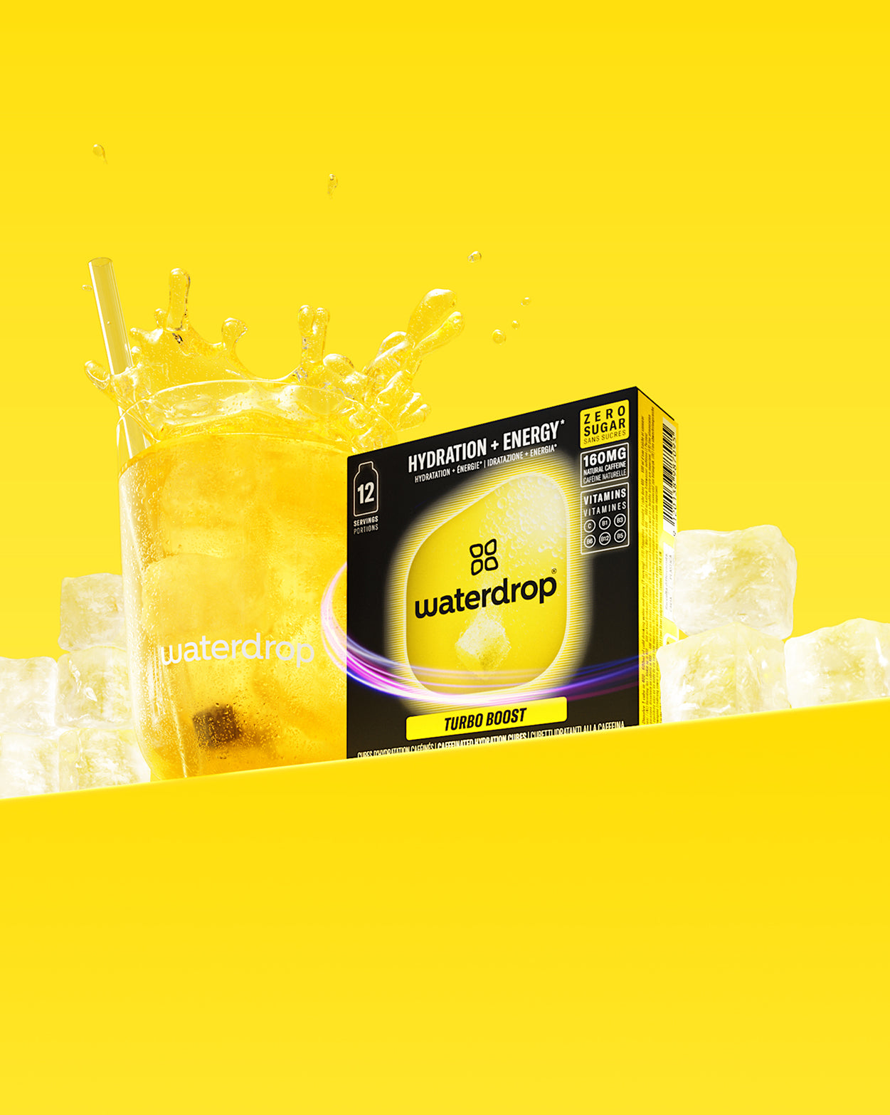 Ultieme energieset: De Turbo Boost doos toont Zero Sugar, 160 mg natuurlijke cafeïne en 12 porties. Naast de doos een waterdrop glas met bruisend, geel drankje en ijsblokjes voor een verfrissende uitstraling.