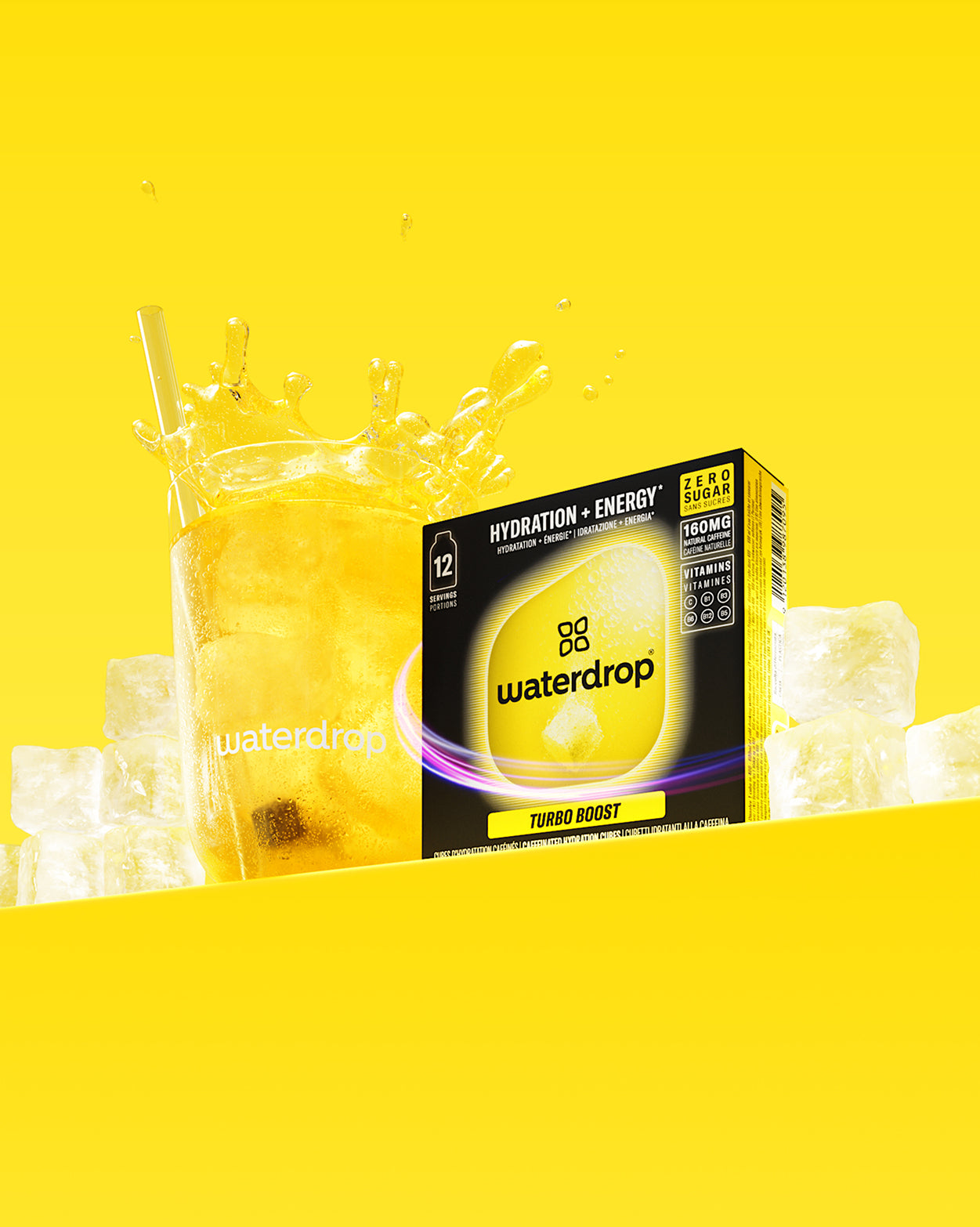 TURBO BOOST duopakket: Waterdrop microdrink cubes met 160 mg natuurlijke cafeïne. Rechts een doos, links een glas met bruisende drank, ijs en rietje. Perfect voor energie zonder suiker.