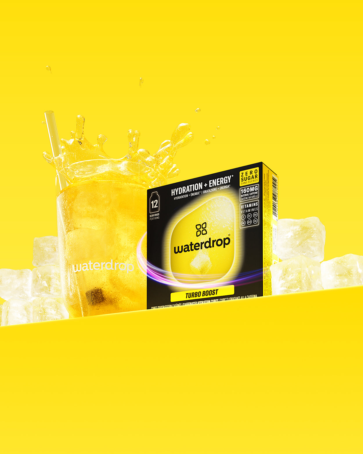 Hydratatieset Turbo: Een doos met Waterdrop “Turbo Boost” drinkblokjes naast een glas gevuld met een ijskoude gele drank. Bevroren drankplons benadrukt verfrissing en energie.
