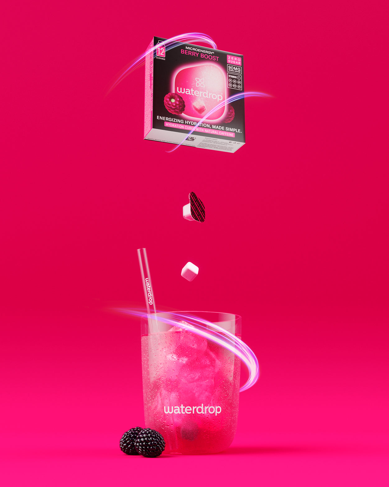 Hydratatieset Turbo: een zwevende doos Microenergy Berry Boost en bruisend roze drankje met waterdrop-rietje, vergezeld door vallende kubus en verse bramen, om energieke hydratatie te benadrukken.