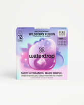 WILDBERRY FUSION verpakking met close-up van het logo en etiket, met tekst die de rijke smaak van cassis, braam en framboos beschrijft, perfect voor een zomerse waterdrop® ervaring.
