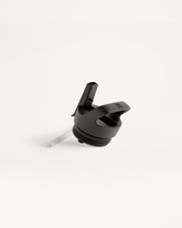 Close-up van de All-Purpose Dop met rietje, ontworpen voor eenvoudige hydratatie. Het ingebouwde, uitneembare rietje is makkelijk schoon te maken, perfect voor gebruik met waterdrop®-producten.