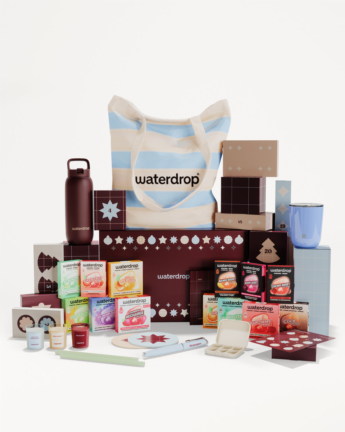Gevuld cadeauset met verschillende verpakte producten rondom een gestreepte tas.