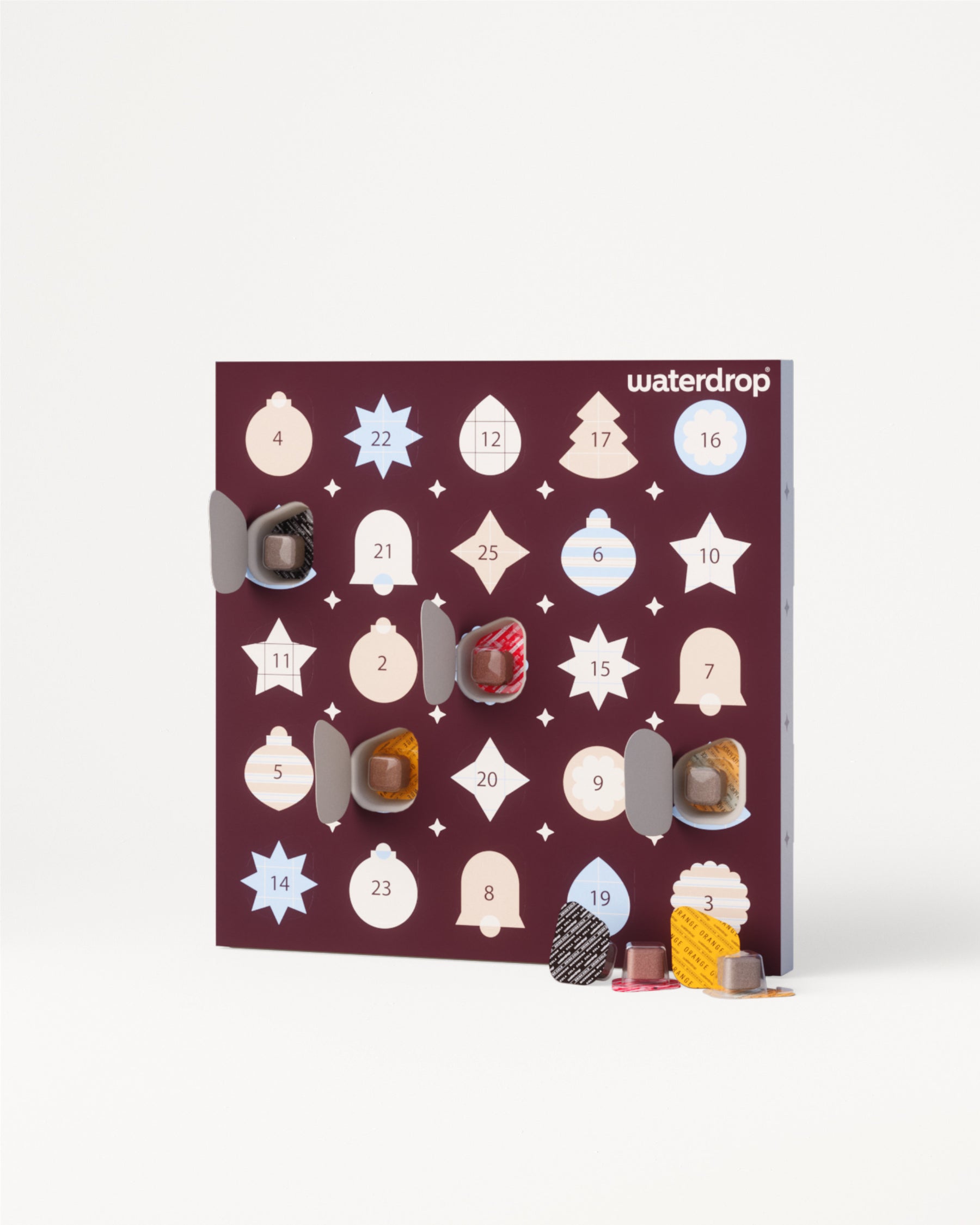 Adventskalender met genummerde deuren en verschillende chocolaatjes.
