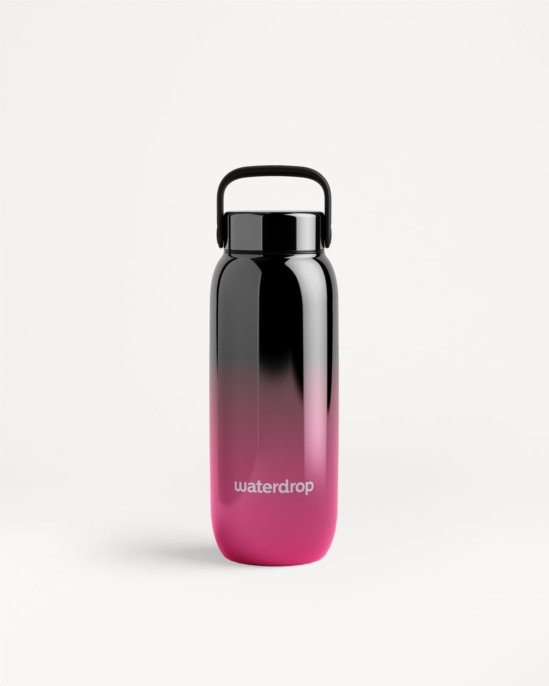 Waterfles met verloop van zwart tot roze, zwarte dop en draaghandvat.