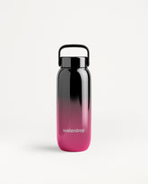 Waterfles met verloop van zwart tot roze, zwarte dop en draaghandvat.