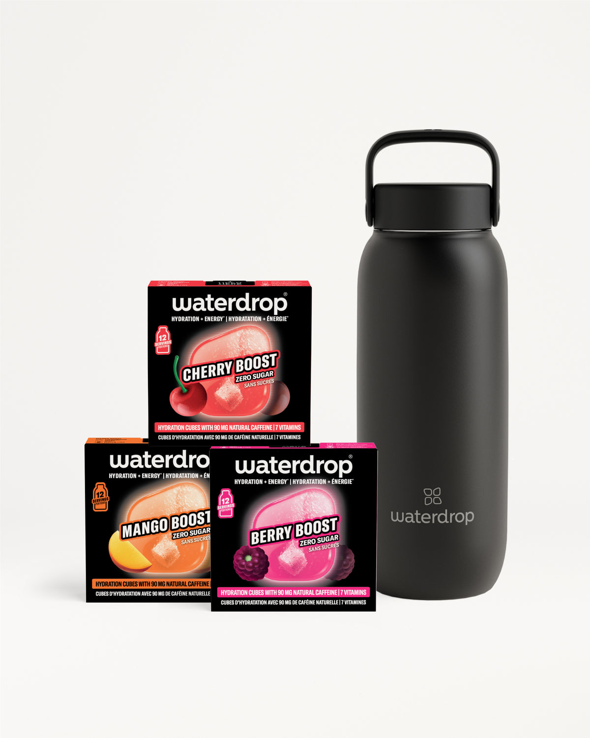 Donkergrijze herbruikbare waterfles met handvat naast drie dozen smaakboosters.