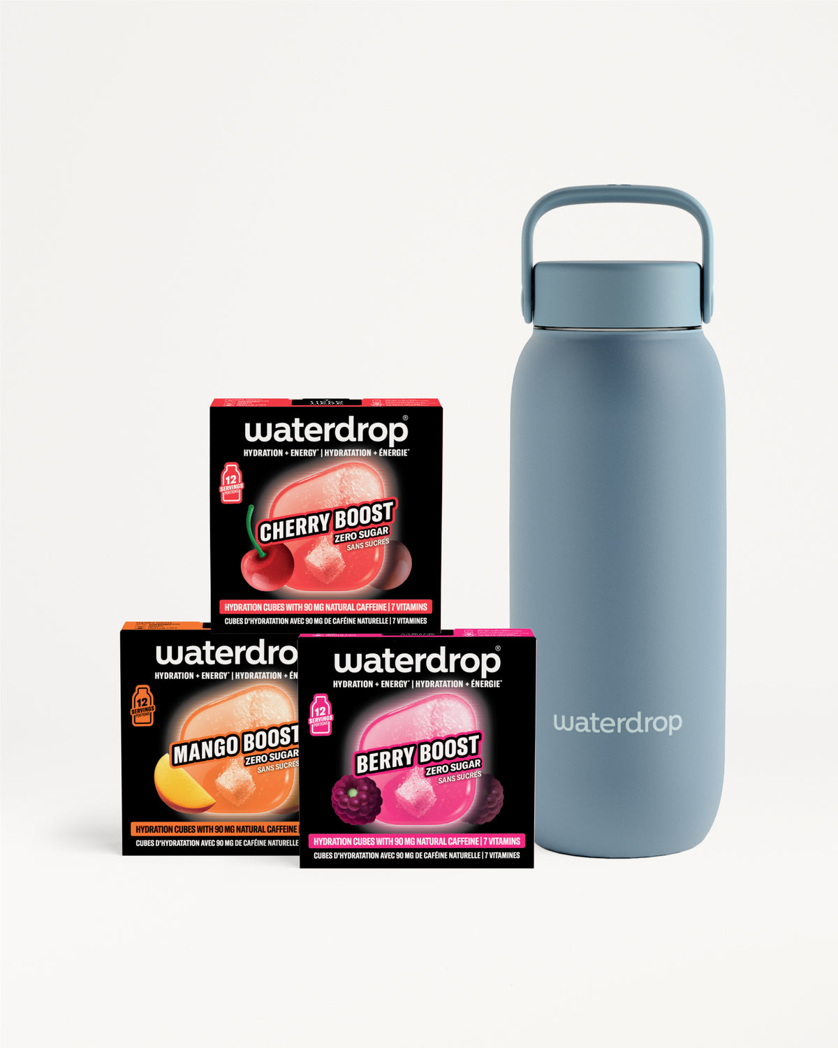 Lichtblauwe hervulbare waterfles naast drie Waterdrop-smaksupplementen op witte achtergrond.