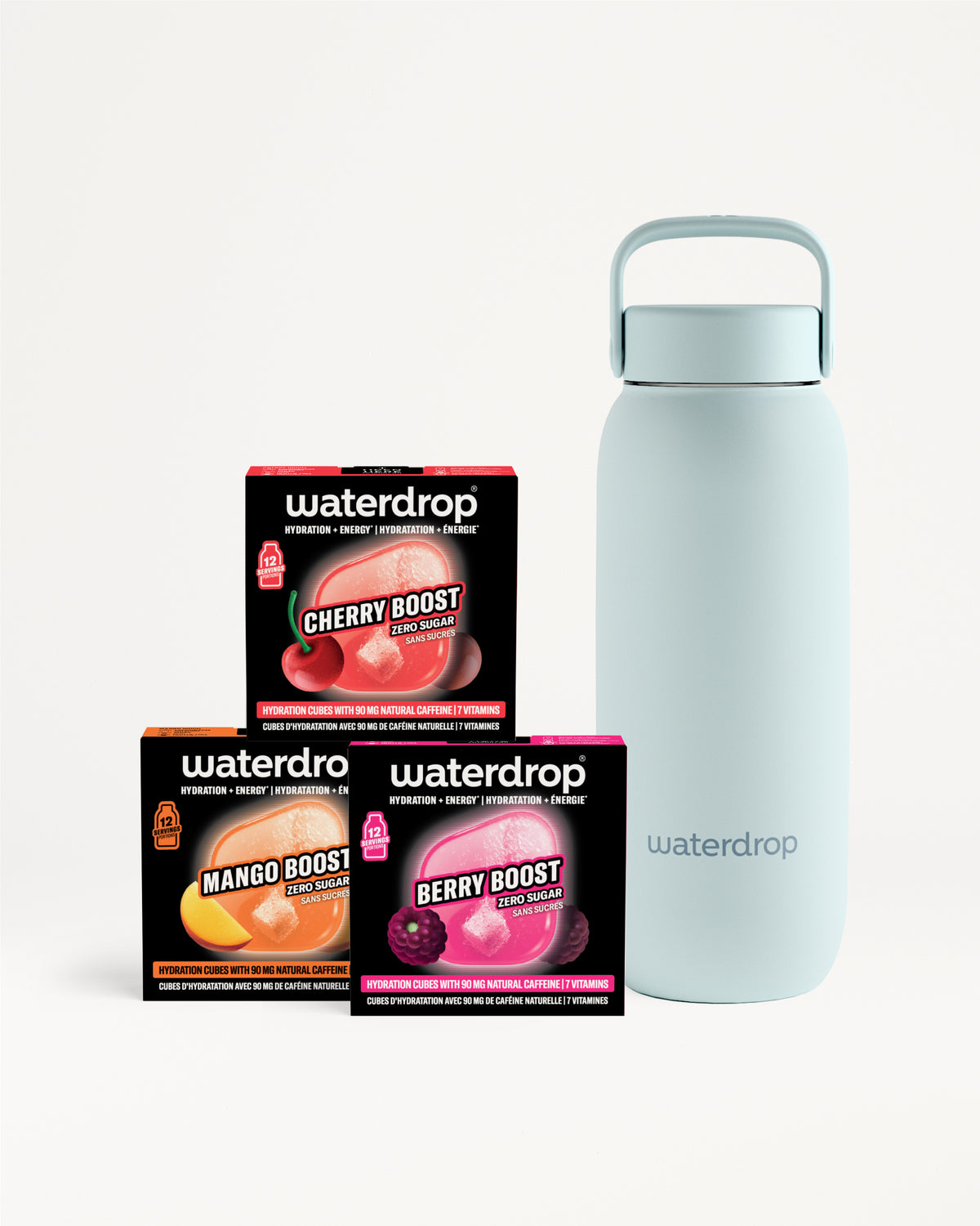 Drie flavor-boost zakjes naast een lichtblauwe herbruikbare waterfles.