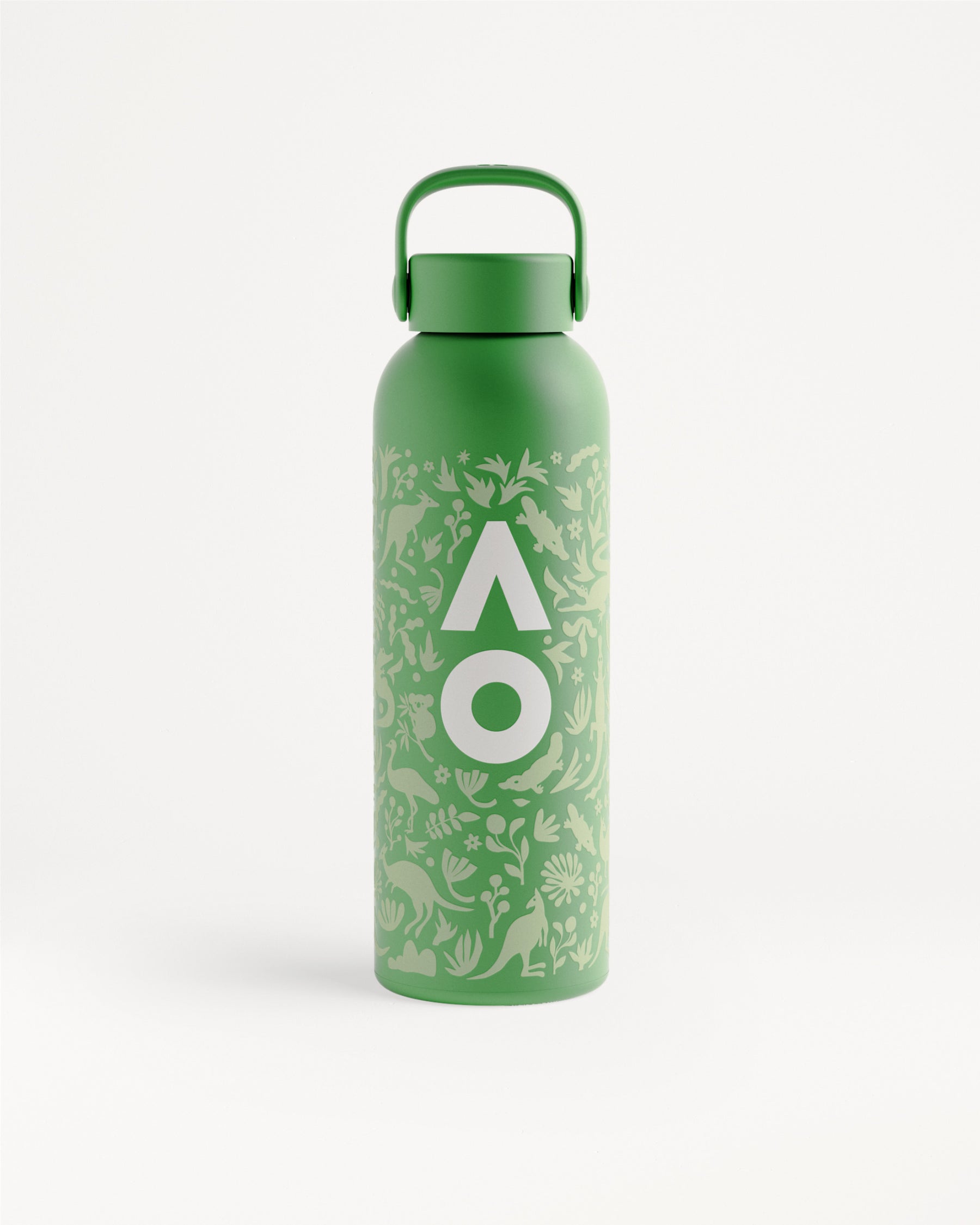 Groene metalen waterfles met draaglus en een plantaardig patroon.