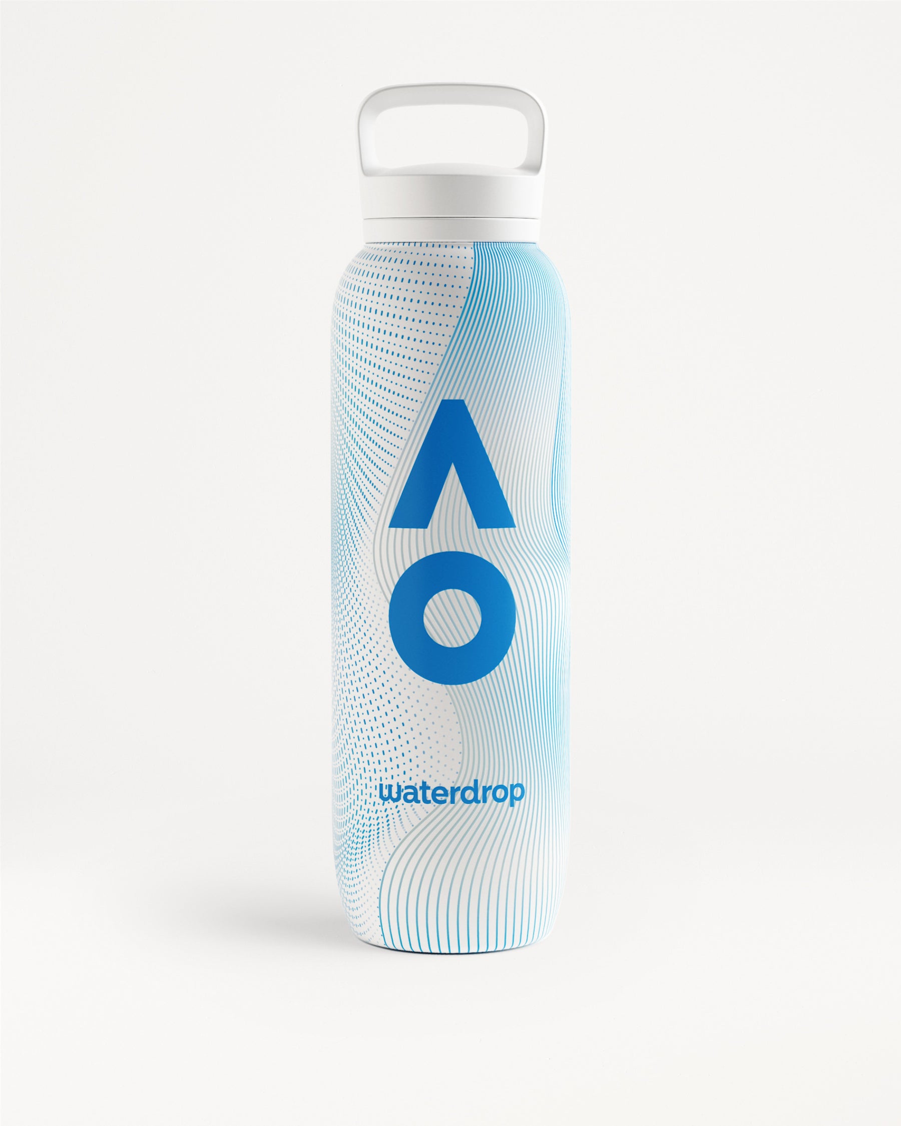 Hoge witte en lichtblauwe waterfles met wit afsluitbaar deksel en handvat, blauw geometrisch logo en golvend patroon.