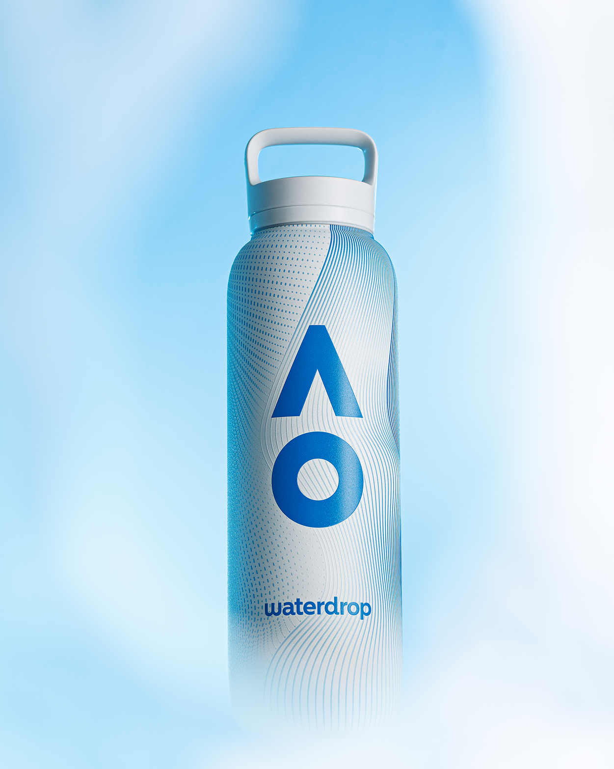 Blauwe herbruikbare waterfles met een groot wit geometrisch logo voorop tegen een blauw mistige achtergrond.