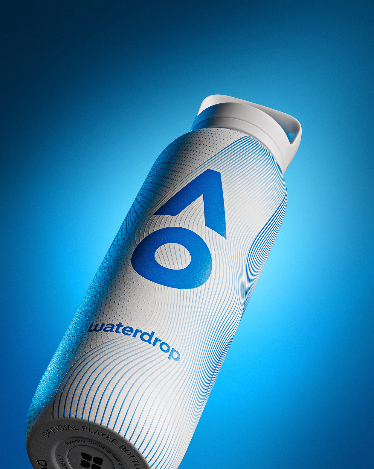 Witte en blauwe sportfles met draaggreep, diagonaal geplaatst op een blauwe achtergrond.