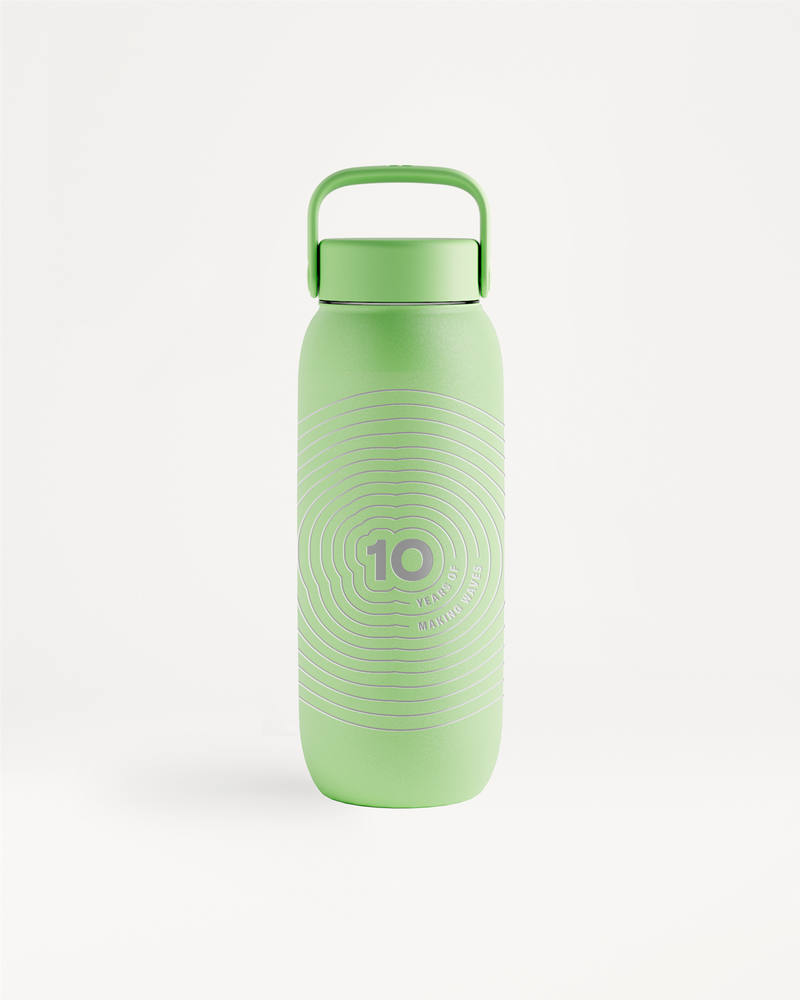Lichtgroene herbruikbare waterfles met handvat bovenop en schroefdop, met subtiel cirkelpatroon.