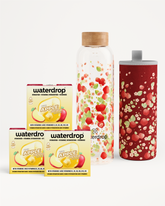 Assortiment drankenaromatoren met appelsmaakdoosjes, fles met fruit en een rode mok met patroon.