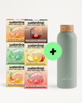Verschillende Waterdrop-drankdoosjes gestapeld naast een lichtgroene herbruikbare fles met kurkstop en een groene plus-teken.