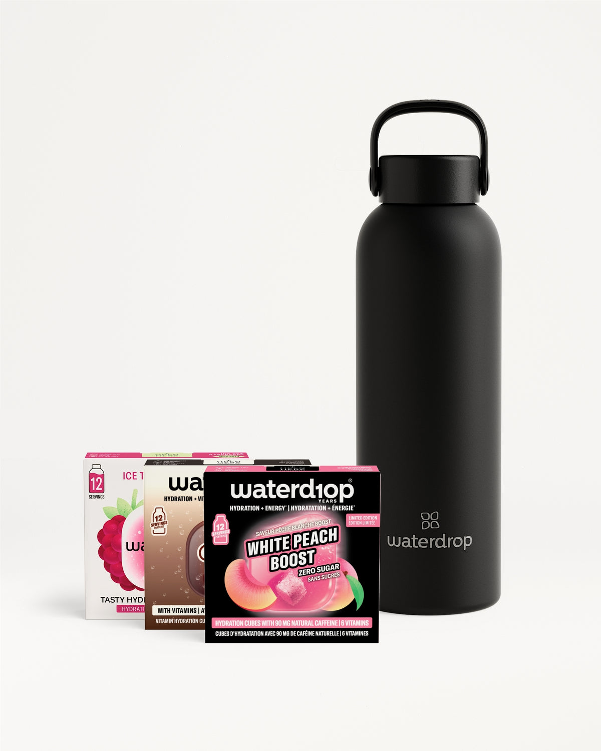 Matzwart waterfles met handgreep naast verschillende Waterdrop-smaakpakketten.