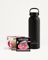 Matzwart waterfles met handgreep naast verschillende Waterdrop-smaakpakketten.