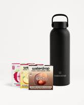 Zwarte geïsoleerde waterfles met handvat naast een set smaakdoosjes.