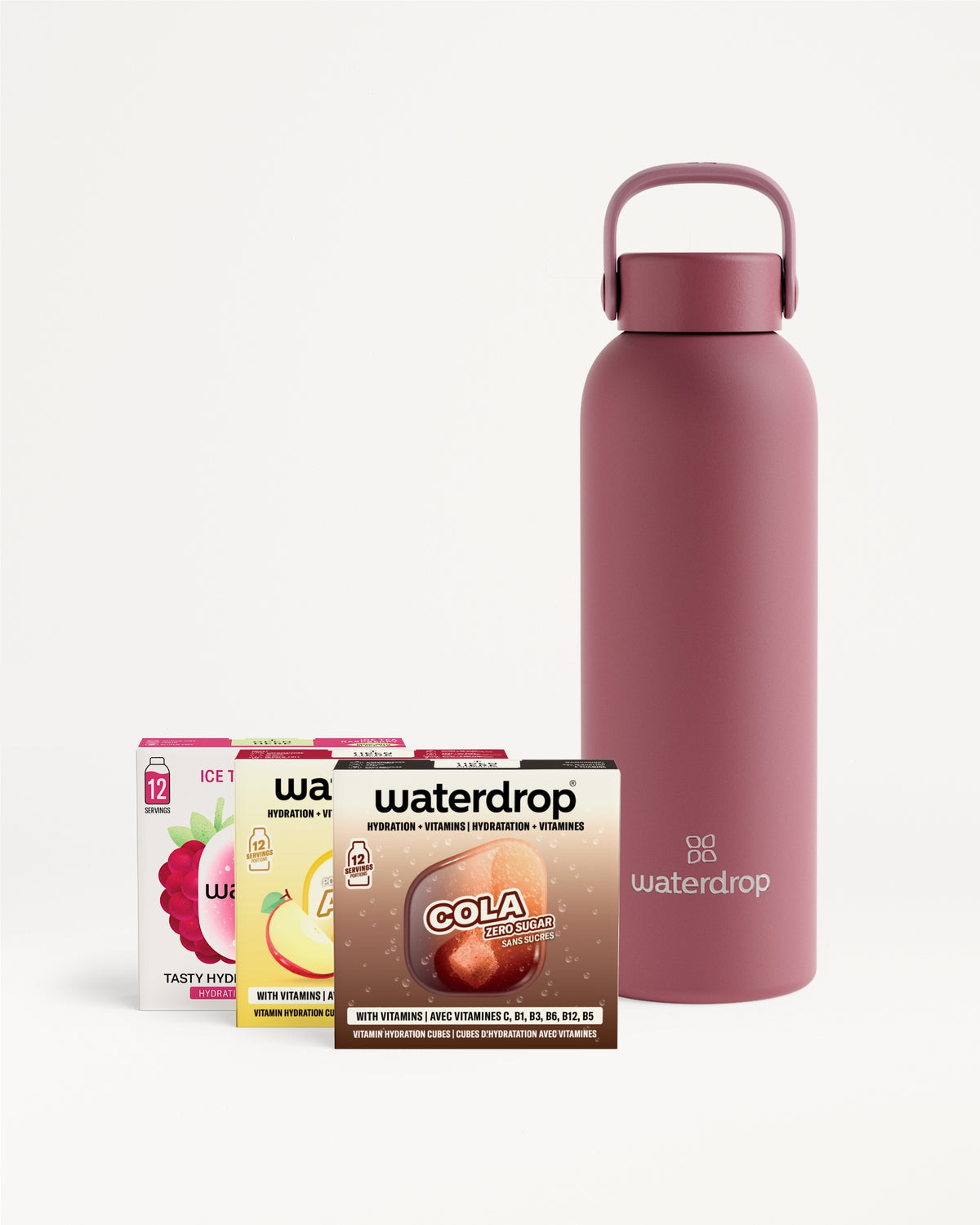 Roze hervulbare waterfles met handvat naast verschillende drankmixerzakjes.