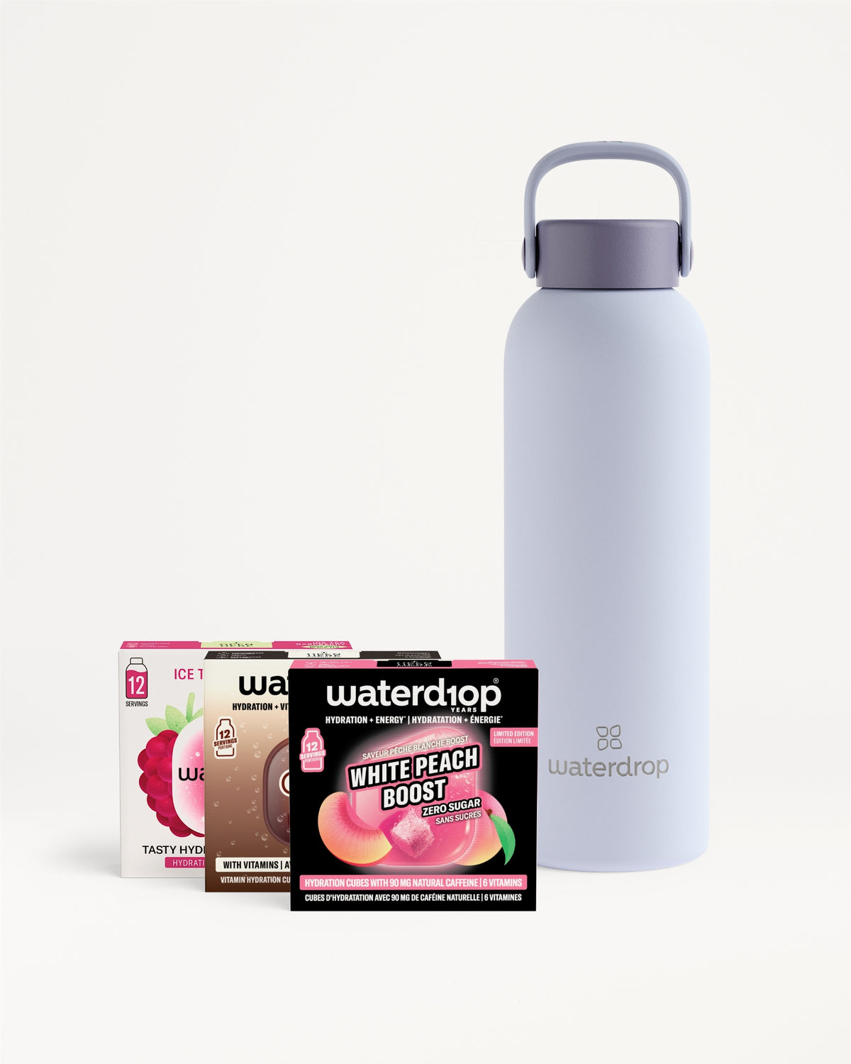 Lavendelkleurige hervulbare waterfles met draaglus naast vier smaakzakjes.