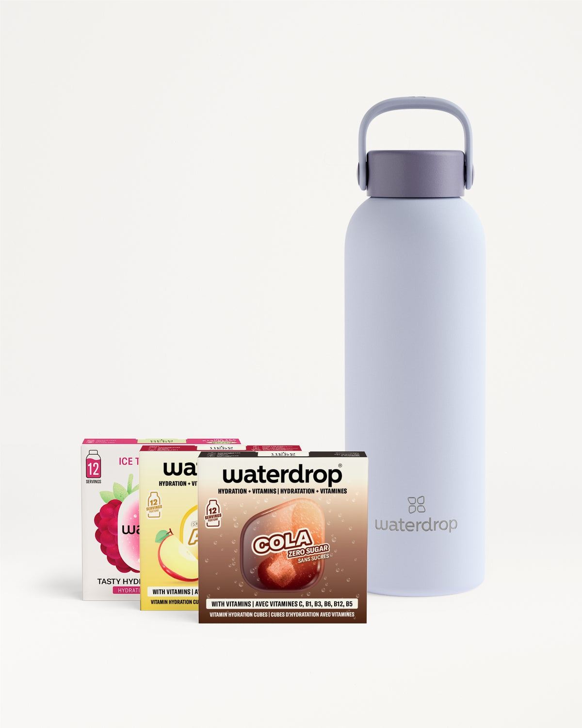 Verschillende sapdoosjes naast een lichtblauwe herbruikbare waterfles.
