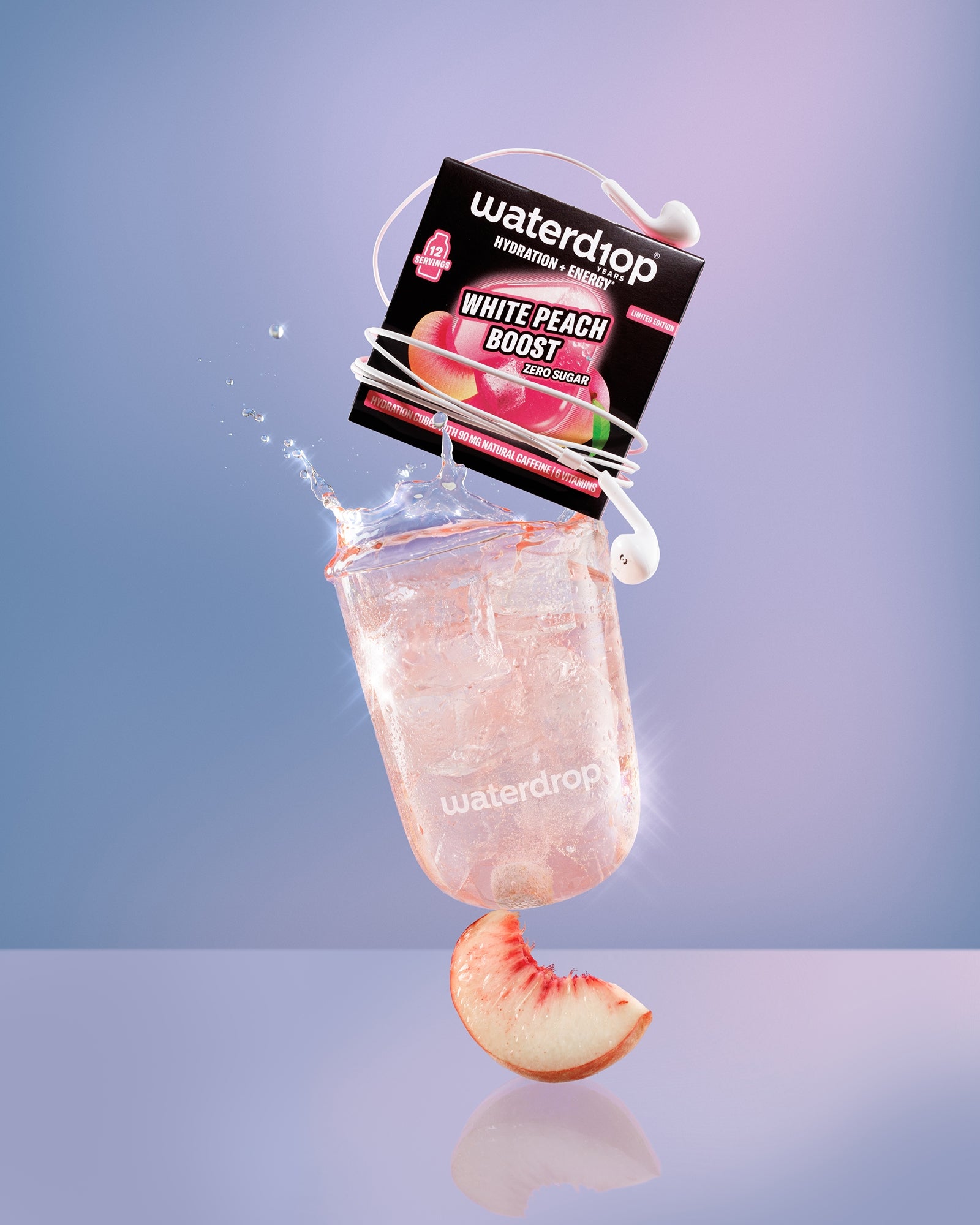 Bevroren perziksmaak ijslolly zwevend boven een reflecterende oppervlakte met een perzikschijf eronder.