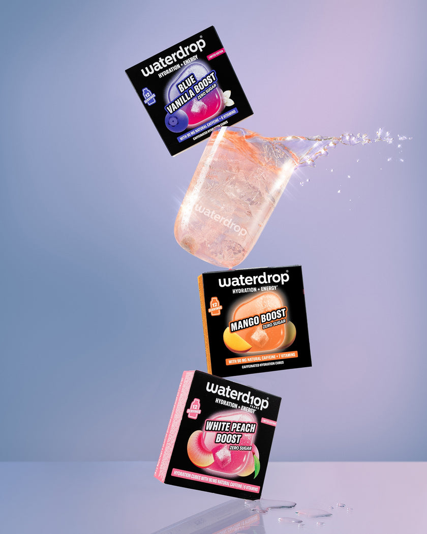 Waterdrop Boost sachets zweven in de lucht tegen een blauwe verloopachtergrond.