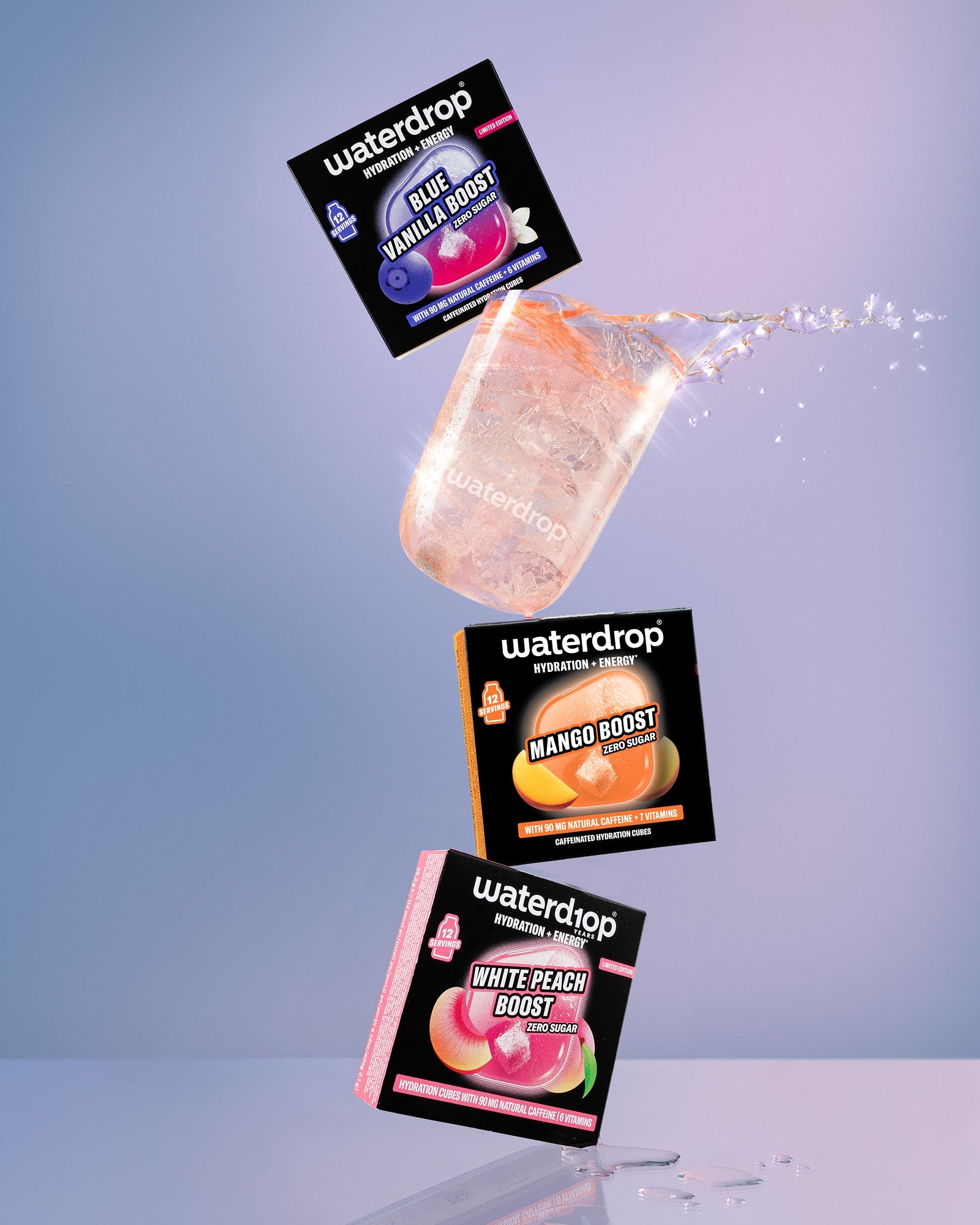 Waterdrop Boost sachets zweven in de lucht tegen een blauwe verloopachtergrond.