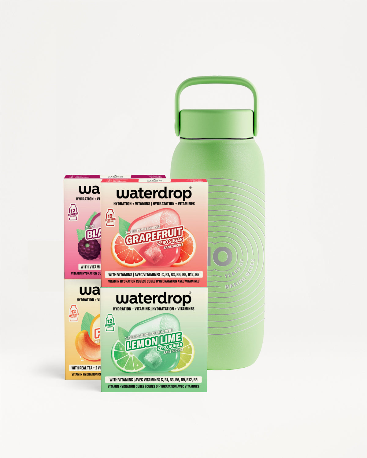 Twee kleine smaakdrankzakjes naast een groene herbruikbare waterfles op een witte achtergrond.