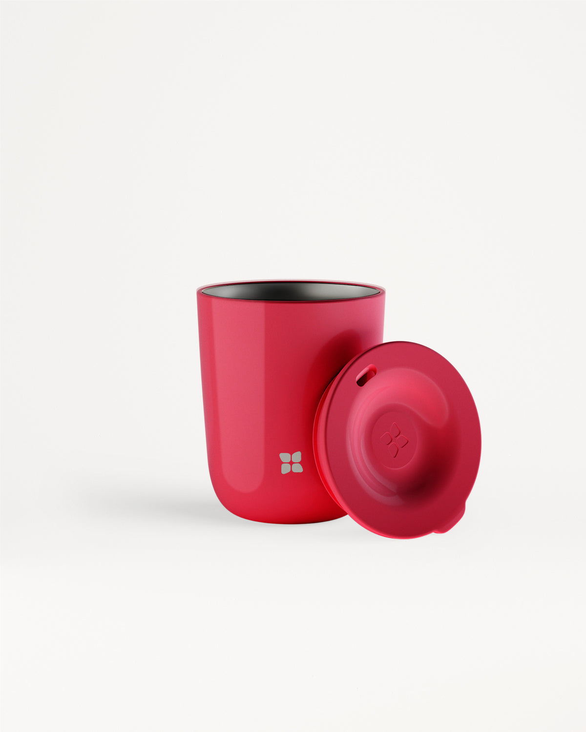 Rood koffiekopje met rood deksel op witte achtergrond.