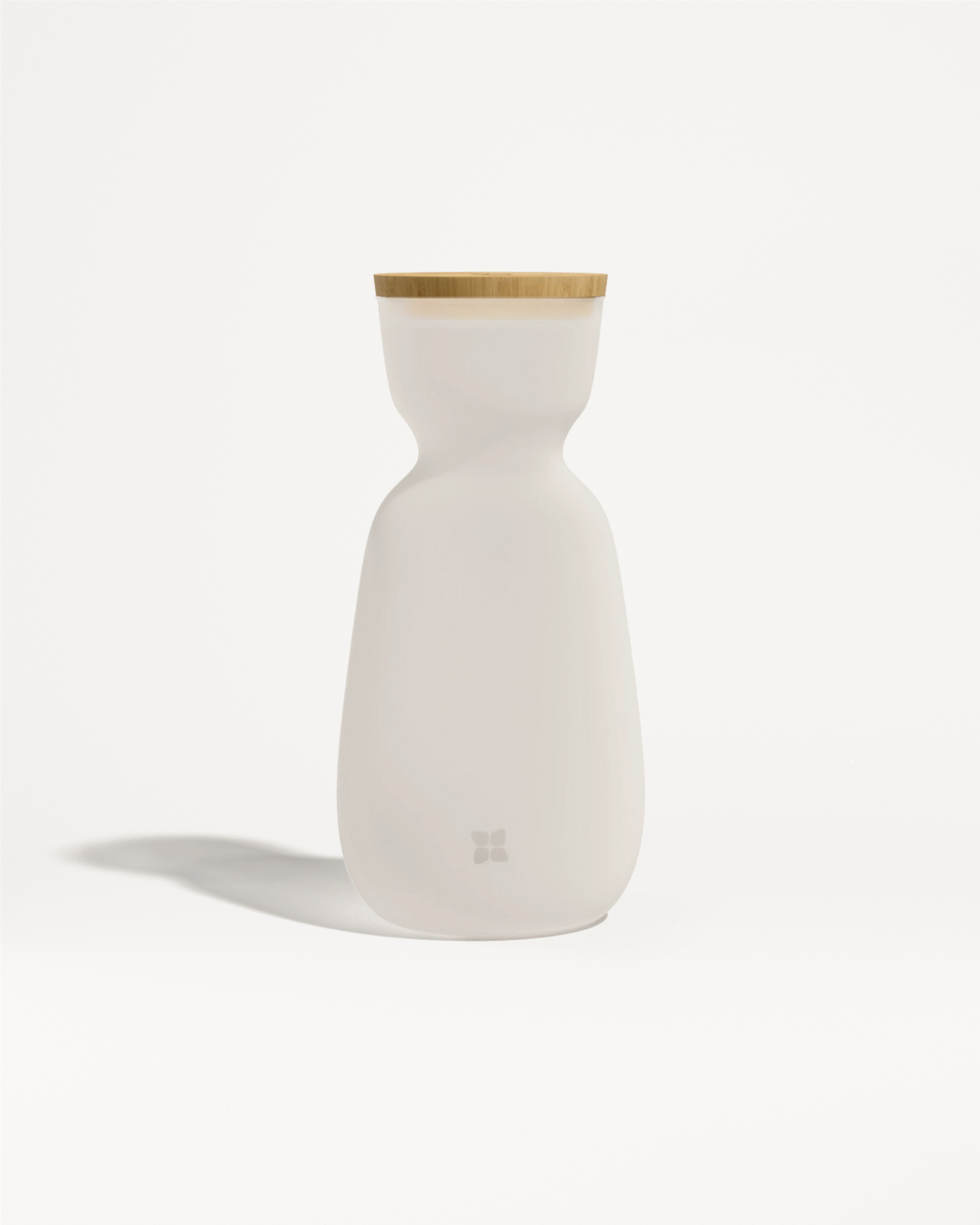 Witte keramische fles met een licht houten deksel en een glad, gebogen lichaam.