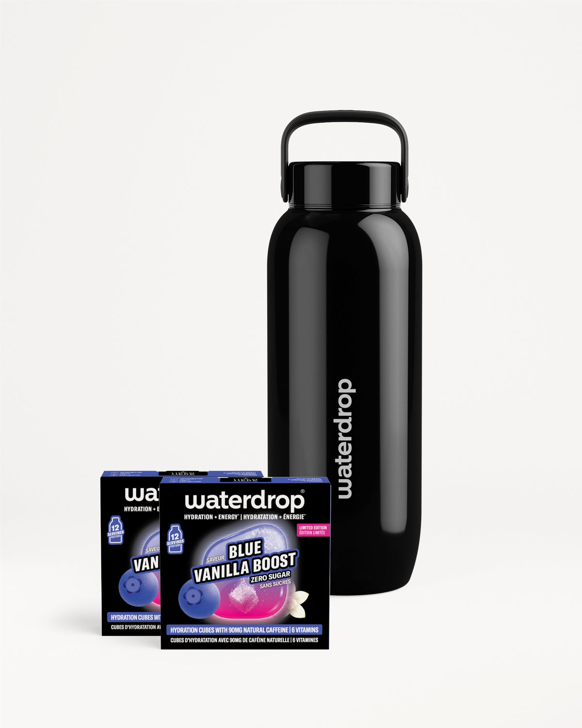 Zwarte herbruikbare waterfles met draaglus naast twee smaakzakjes.