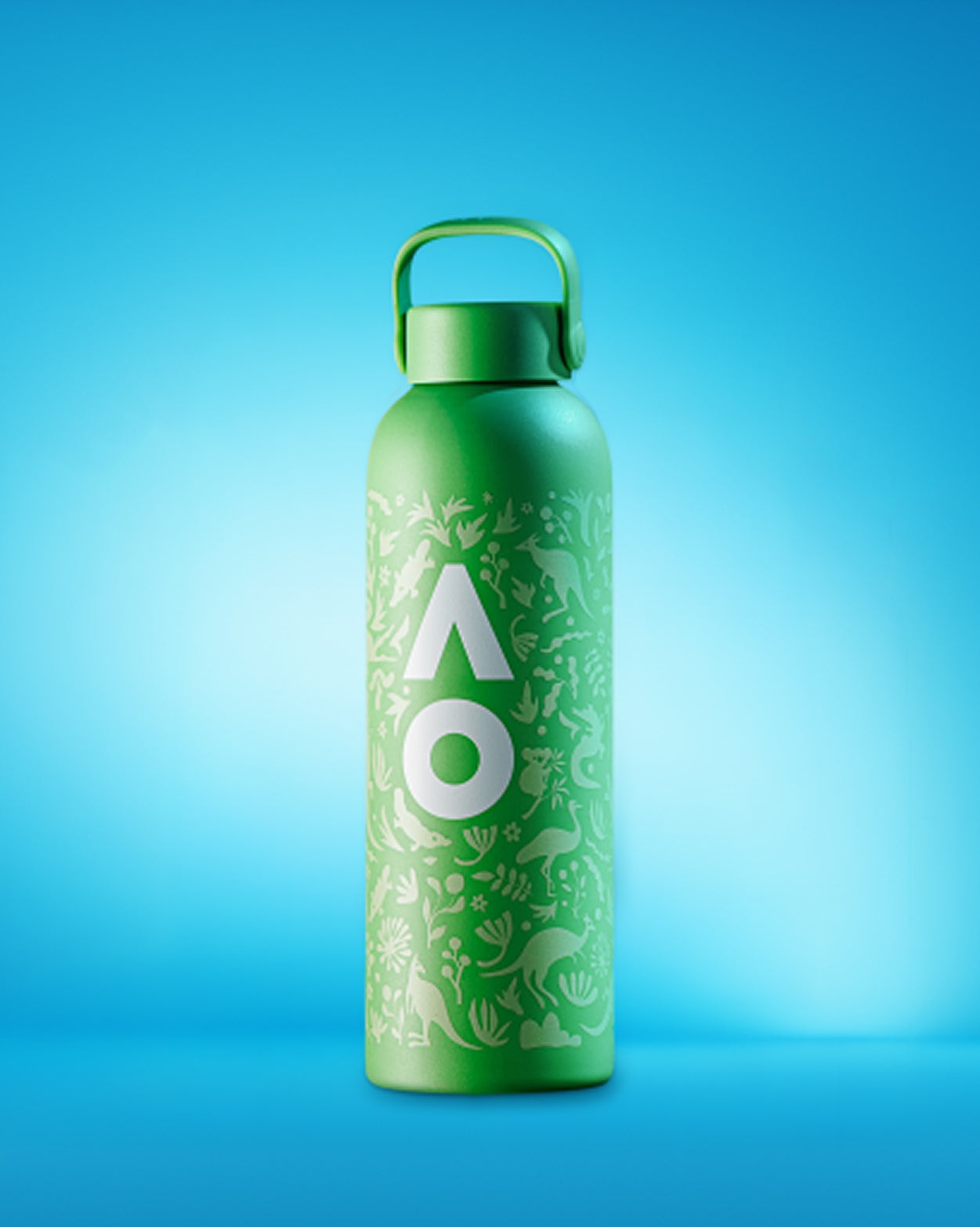 Groene herbruikbare waterfles met bladpatroon en handvatdop op een blauwe achtergrond.