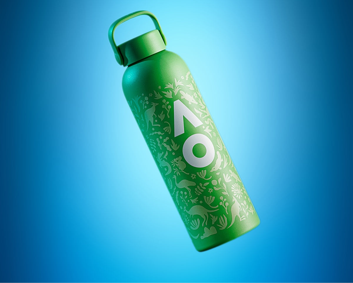 Groene herbruikbare waterfles met lusdop en witte patronen tegen een blauwe achtergrond.