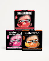 Drie Waterdrop hydratie doosjes gestapeld in een piramide op een witte achtergrond.